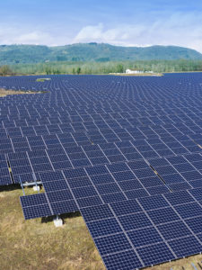 Photographie aérienne d'une centrale photovoltaïque